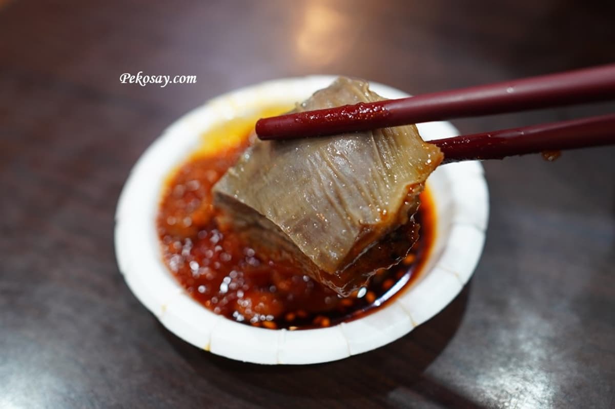 板橋人不哭了！被羊肉湯耽誤的「黑金滷肉飯」重新開張，排隊開嗑巨無霸羊骨