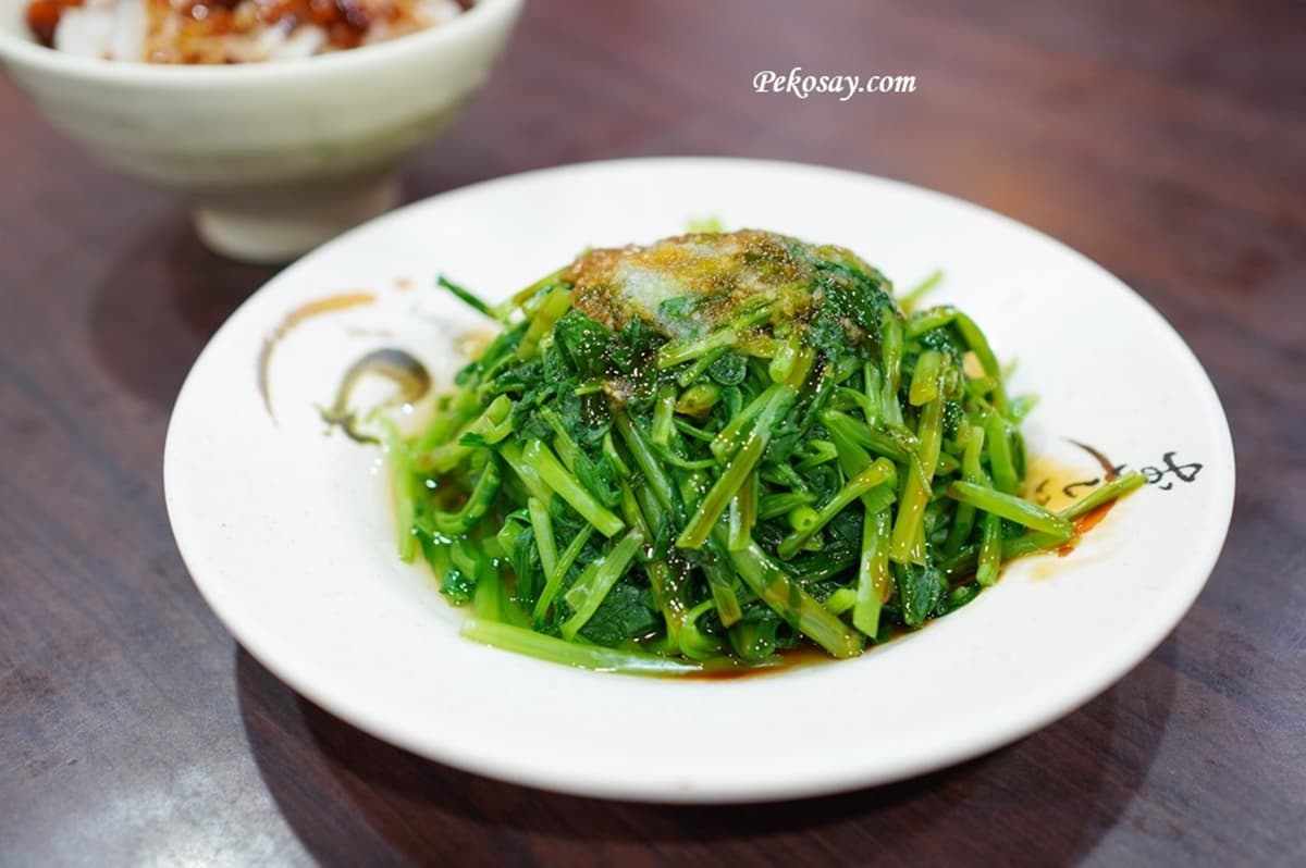 板橋人不哭了！被羊肉湯耽誤的「黑金滷肉飯」重新開張，排隊開嗑巨無霸羊骨