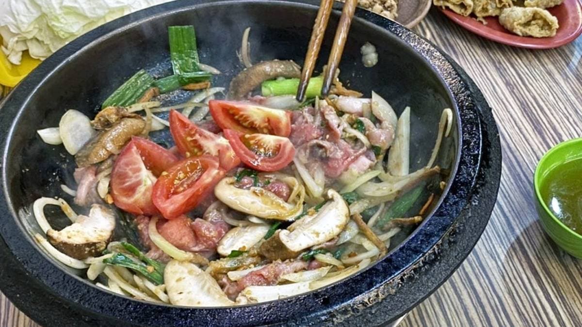 炒料過程中散發出陣陣香氣，讓人忍不住食指大動。（圖片來源：JUN 享樂誌｜HEDONIST JUN）