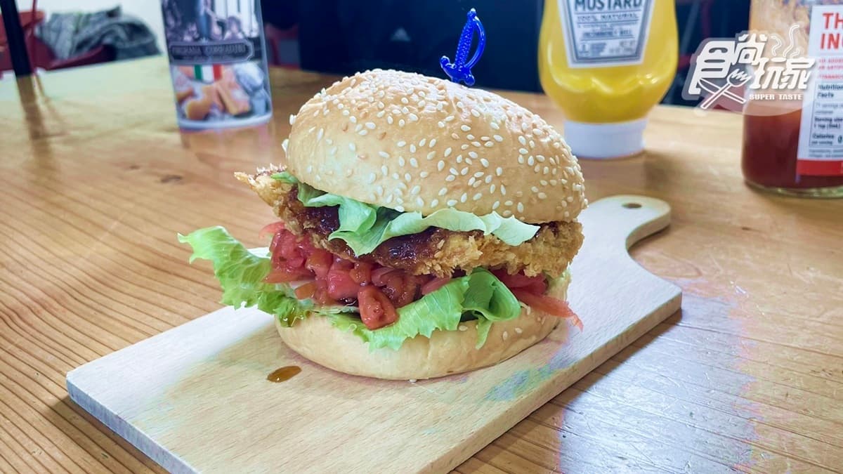 「好漁堡」裡頭的魚排炸得很酥脆，搭配洋蔥清爽解膩。