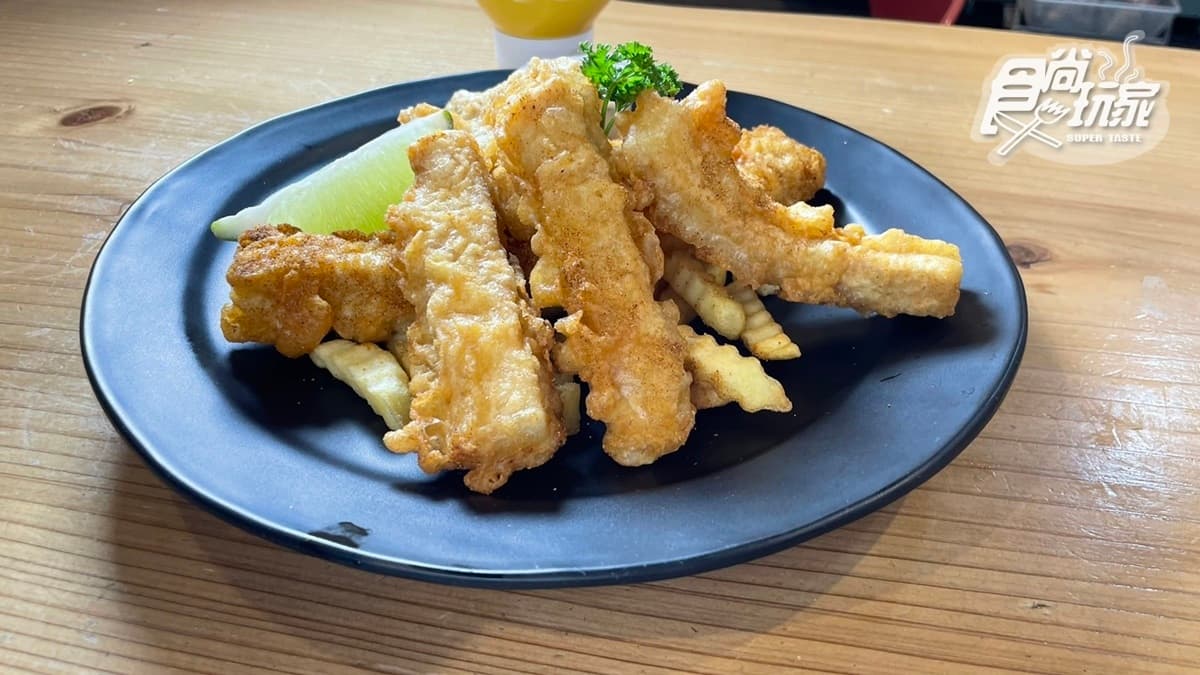 「酥炸魚柳佐薯條」選用當天現捕的鬼頭刀，肉質鮮嫩多汁。