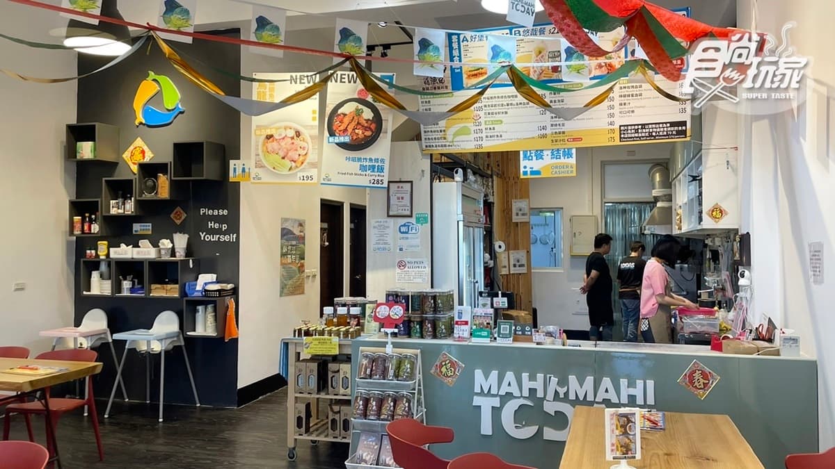 店裡販售許多周邊商品，有飛魚餅、魚乾、魚鬆等。
