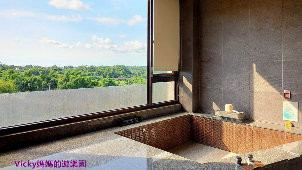 「巧月套房」的泡湯池很大，而且可以邊泡湯邊欣賞風景，十分享受。（圖片來源：Vicky媽媽的遊樂園）