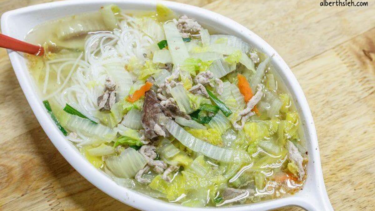 「雞窩湯麵」湯頭很清爽，入口後充滿大白菜的鮮甜滋味。（圖片來源：愛伯特吃喝玩樂全記錄）