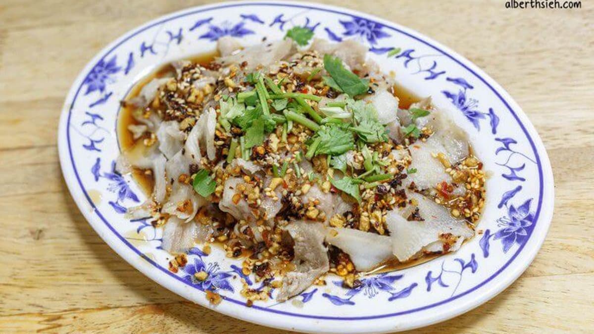 「雲南大薄片」吃起來還滿脆口的，帶點酸辣味。（圖片來源：愛伯特吃喝玩樂全記錄）