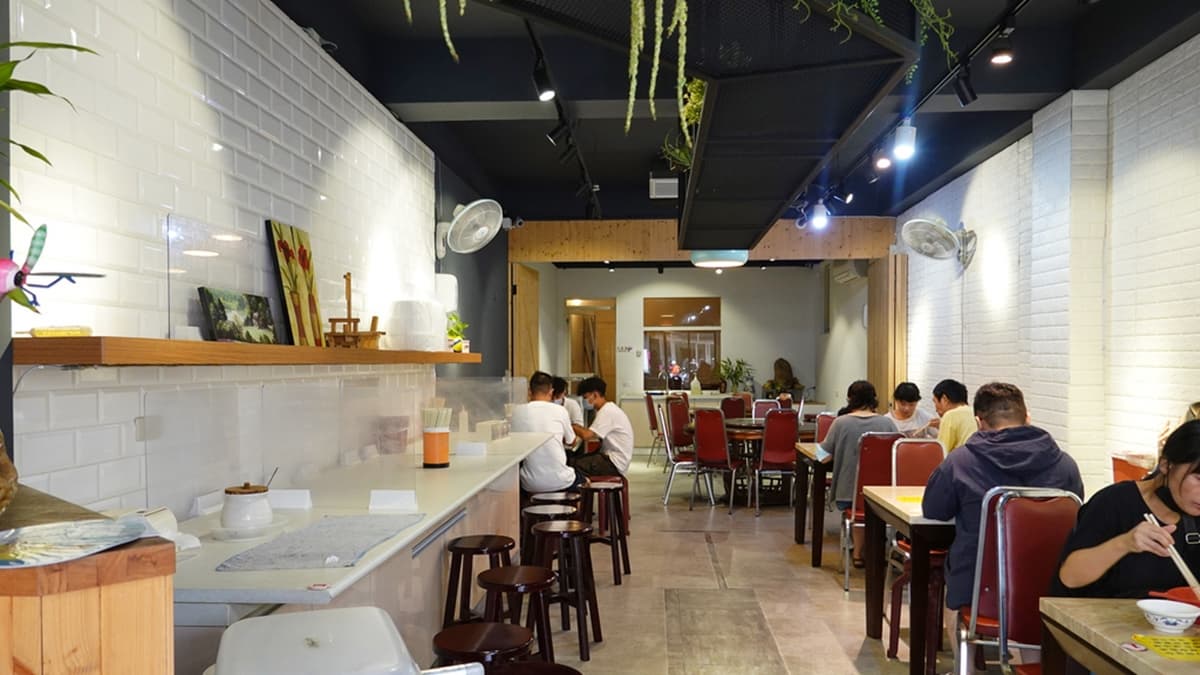 室內用餐位置有２處，就在隔壁而已，新、舊店面風格迥異。（圖片來源：SHINYBAN's Life）