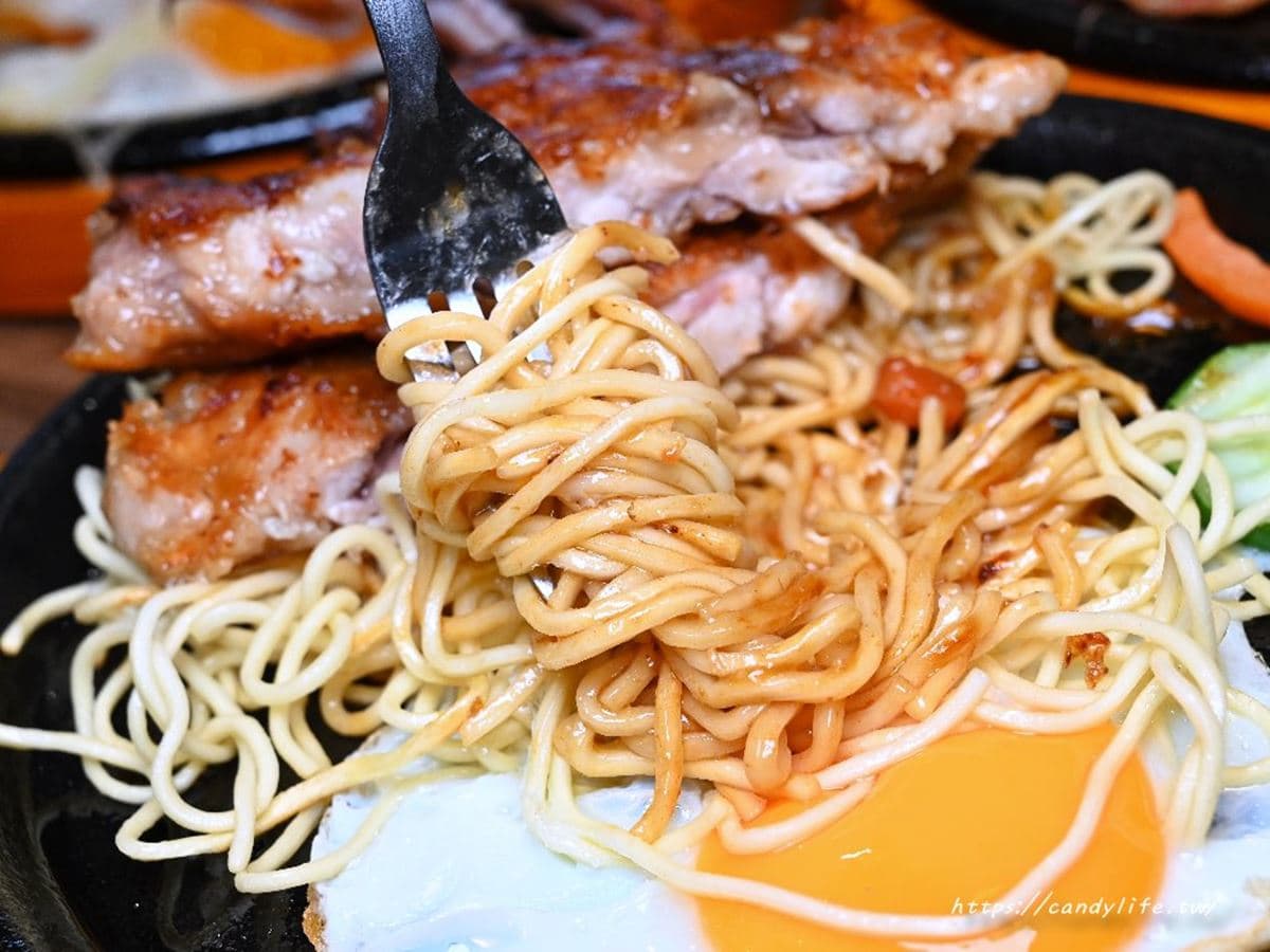 250元起吃爆牛排＋自助吧！咖哩飯、麵包、冰品無限吃，壽星５折優惠