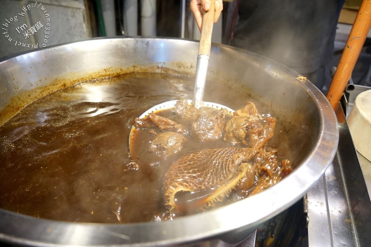 饒河夜市必吃!陳鴻帶路吃「祕製滷味攤」,老饕最愛獨門「牛三寶」神入味 饒河夜市必吃!陳鴻帶路吃「祕製滷味攤」,老饕最愛獨門「牛三寶」神入味