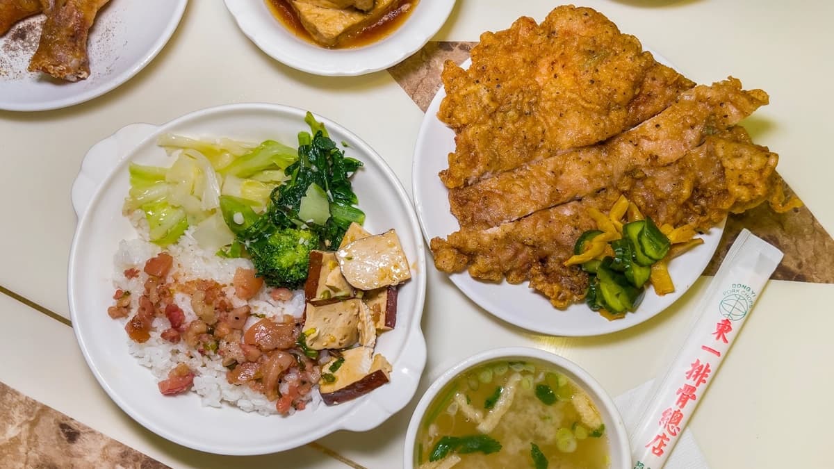 「排骨飯」共有排骨、白飯、３樣配菜以及味噌湯。（圖片來源：小佳的幻想世界）