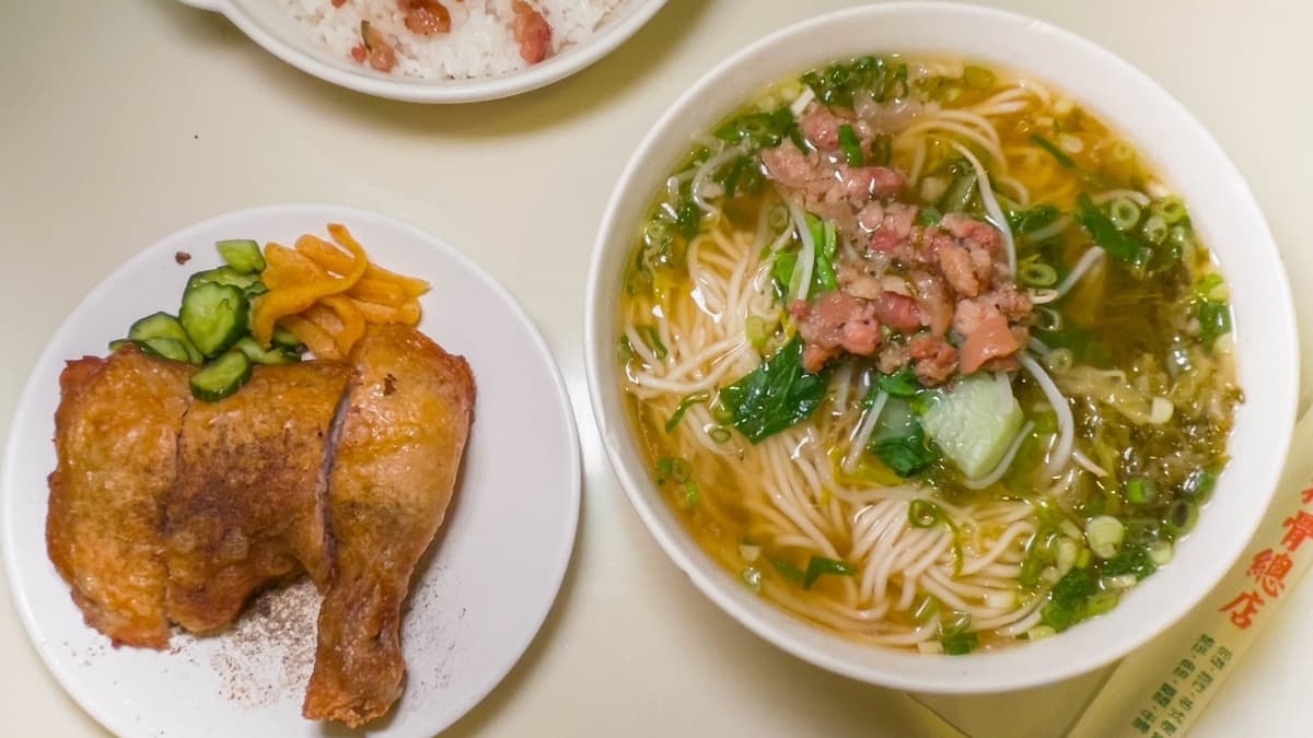 「雞腿麵」湯頭喝起來很特別，融入了瓜仔肉的鹹香。（圖片來源：小佳的幻想世界）