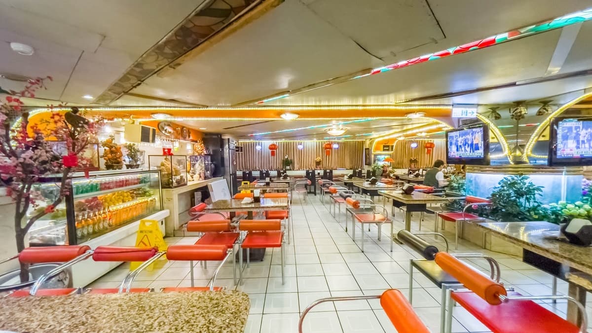 店內最特別的，就是超像夜總會風格的「那卡西」裝潢，既華麗又復古。（圖片來源：小佳的幻想世界）