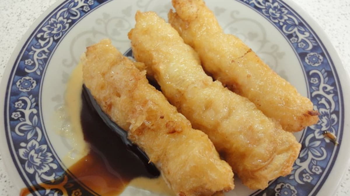 「蝦捲」也是招牌之一，沾上芥末混醬油膏更美味。（圖片來源：貓大爺）