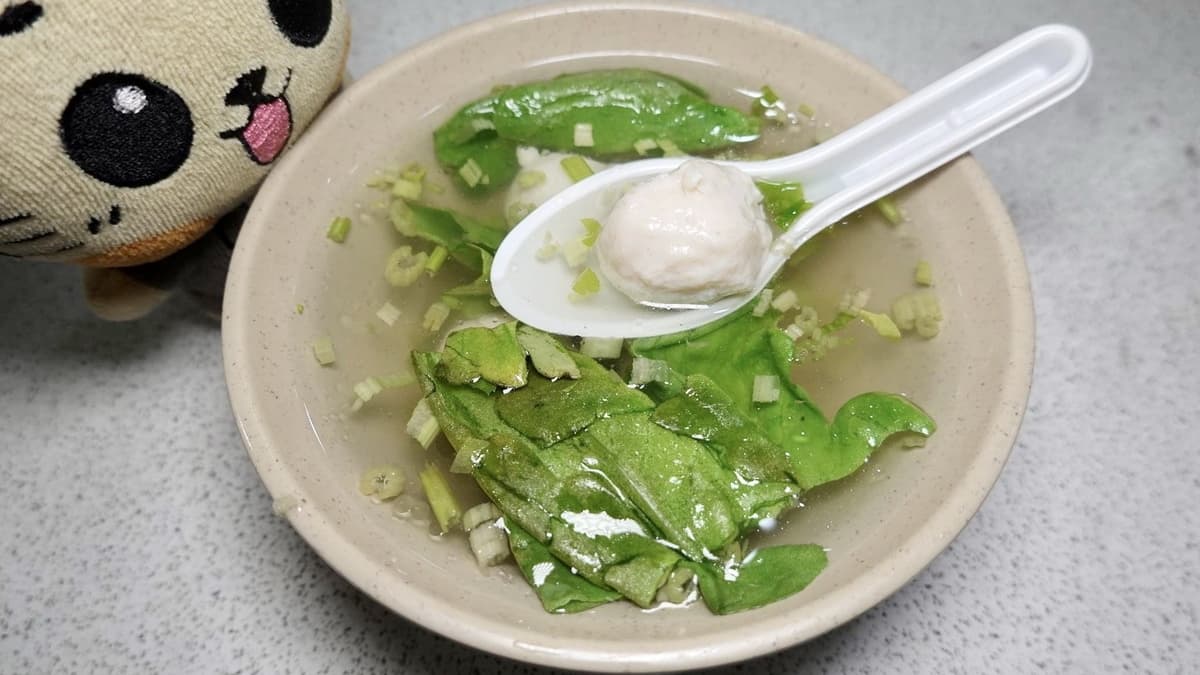 魚丸是手工捏製，口感新鮮，吃起來非常軔彈。（圖片來源：貓大爺）