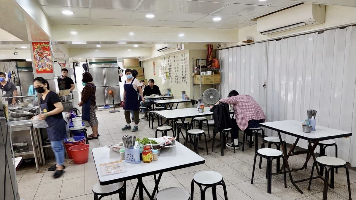 店內環境很傳統樸實，沒有什麼裝潢，就是個很普通的店面。（圖片來源：貓大爺）