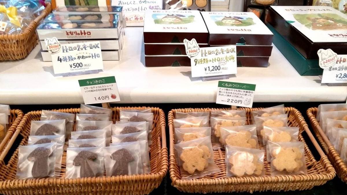 店內擺放著許多款式的龍貓餅乾跟伴手禮。（圖片來源：雙子喵玩樂旅行PennyLife）