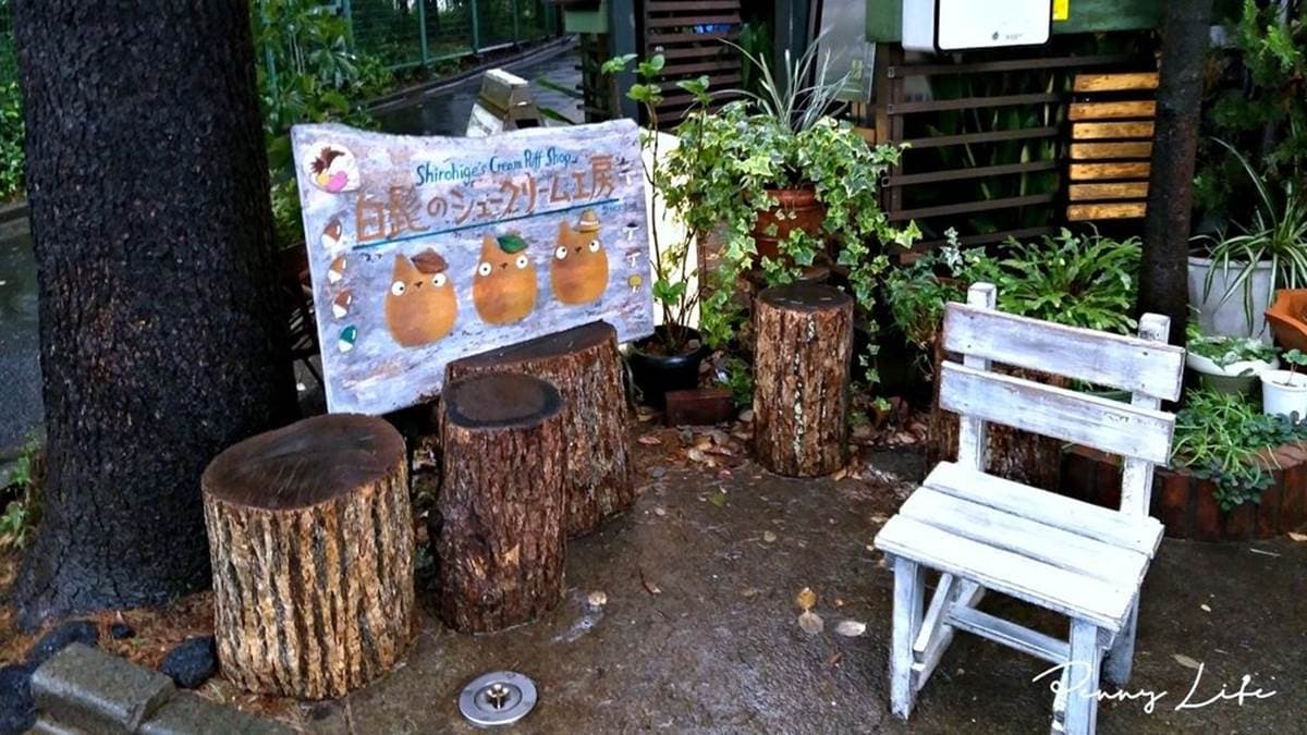 店家外面有小小的龍貓泡芙招牌，很適合拍照打卡。（圖片來源：雙子喵玩樂旅行PennyLife）