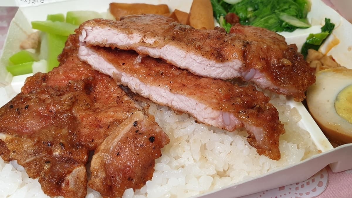 炸排骨是有厚度的，一口咬下外皮酥香、肉質扎實。（圖片來源：米寶麻幸福滿載）
