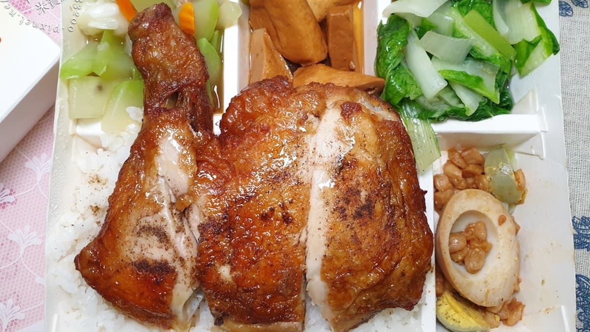 「雞腿飯」裡的雞腿很厚實，皮薄肉多。（圖片來源：米寶麻幸福滿載）