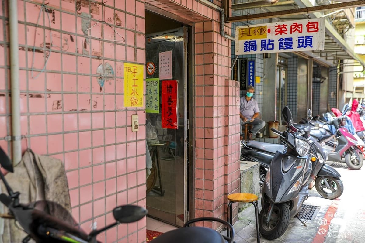 巷弄飄香70年！老麵現做焦脆「鍋貼饅頭」比手掌還大，２小時完售沒訂吃不到