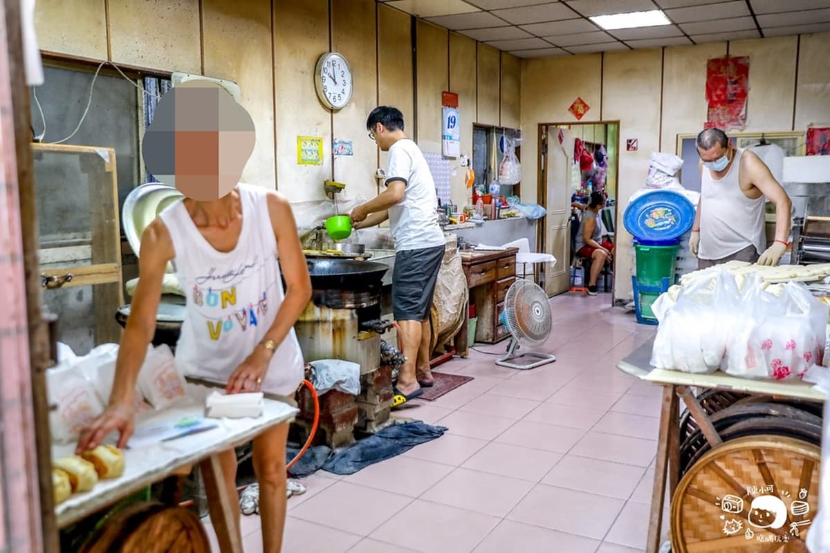 巷弄飄香70年！老麵現做焦脆「鍋貼饅頭」比手掌還大，２小時完售沒訂吃不到