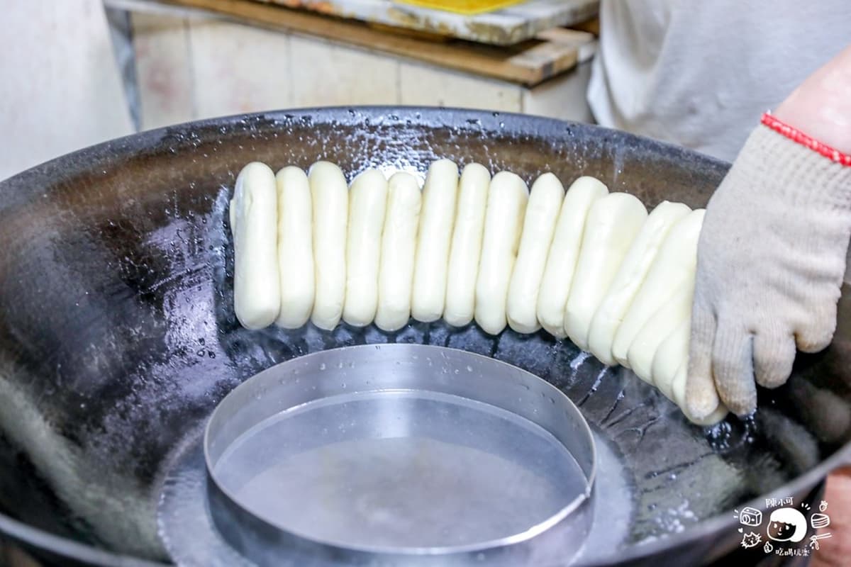 巷弄飄香70年！老麵現做焦脆「鍋貼饅頭」比手掌還大，２小時完售沒訂吃不到