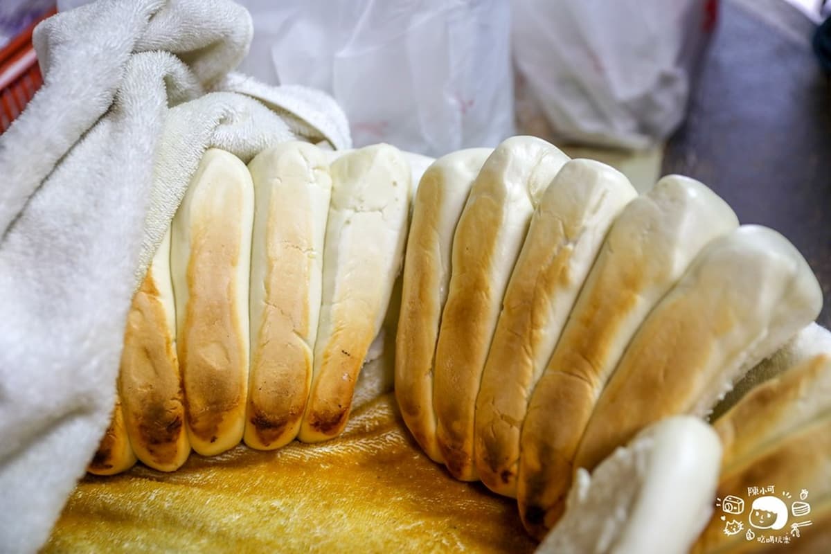 巷弄飄香70年！老麵現做焦脆「鍋貼饅頭」比手掌還大，２小時完售沒訂吃不到