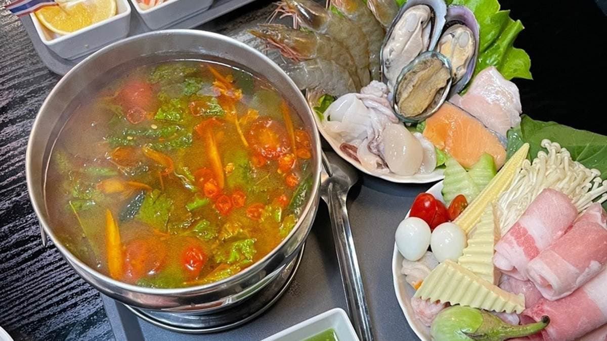 「泰式冬蔭公海鮮小火鍋」分量很多，１人吃可以吃得很飽。（圖片來源：跟著踢小米吃喝玩樂趣）