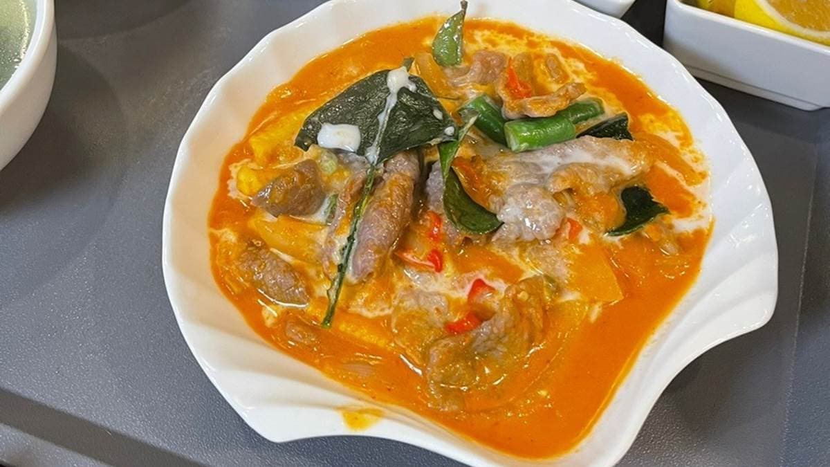 「紅咖哩牛肉飯」咖哩醬很濃郁，帶點微甜滋味很下飯。（圖片來源：跟著踢小米吃喝玩樂趣）