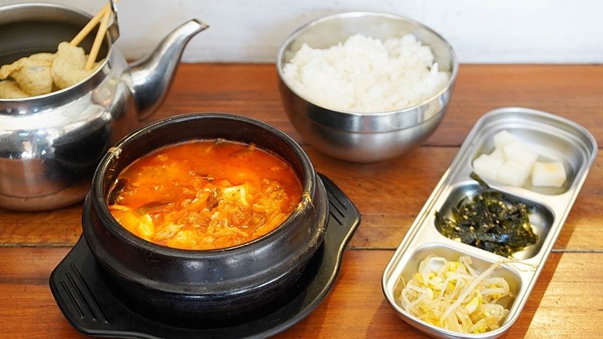 「金槍魚泡菜湯」會附上１碗白飯跟３款韓式小菜。（圖片來源：PEKO の Simple Life）