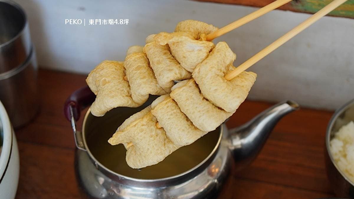 「魚板串」點１支是用杯子裝，點２支會放在湯壺裡。（圖片來源：PEKO の Simple Life）