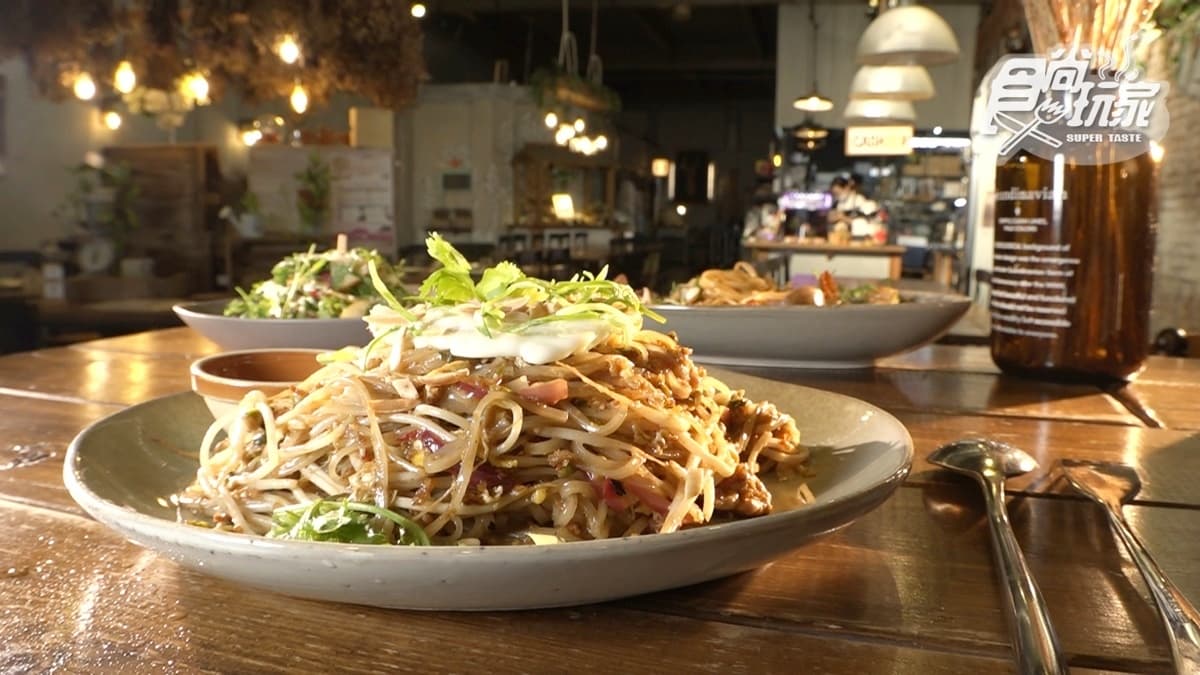 店裡主打各式創意料理，有義大利麵、漢堡、甜點等等。