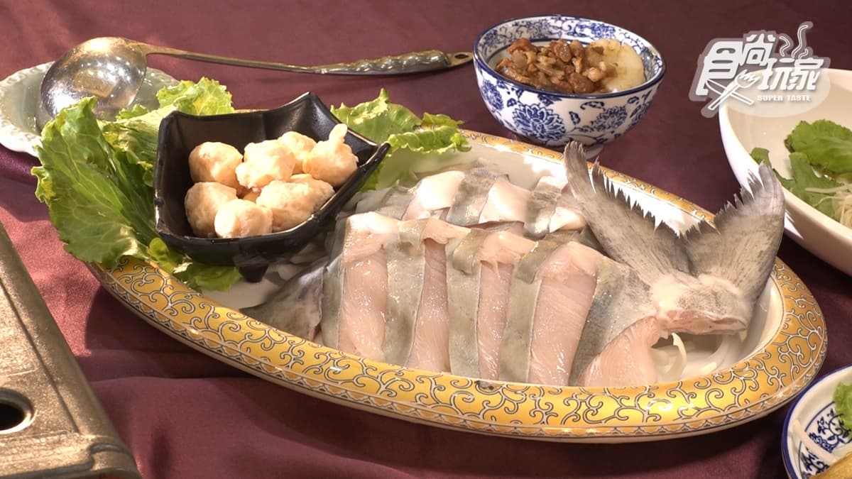 「白鯧涮涮鍋」魚肉很細緻鮮甜。