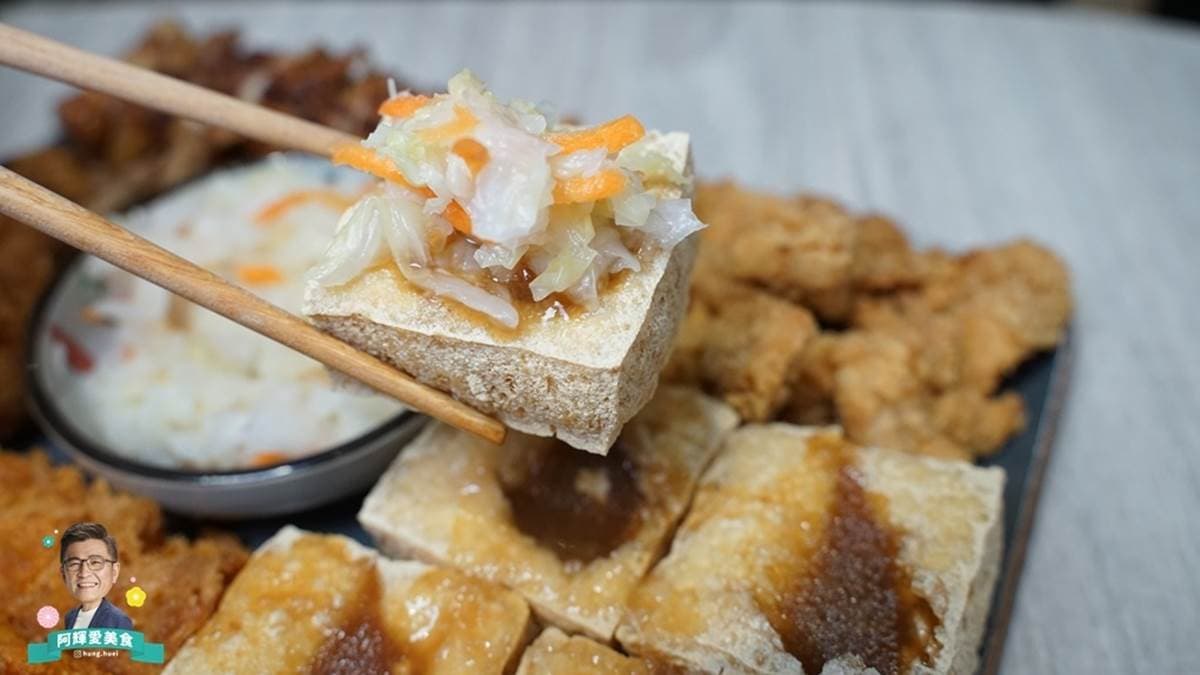臭豆腐外酥內軟，再搭配蒜泥、鹹甜的醬汁及台式泡菜，可以讓口感更豐富。（圖片來源：阿輝的美食生活）