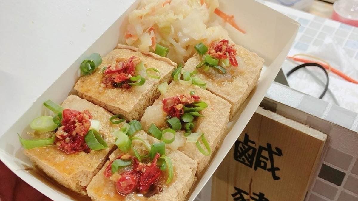 臭豆腐夾著蒜泥、蔥花、辣椒、醬汁一起吃，相當過癮。（圖片來源：跟著踢小米吃喝玩樂趣）