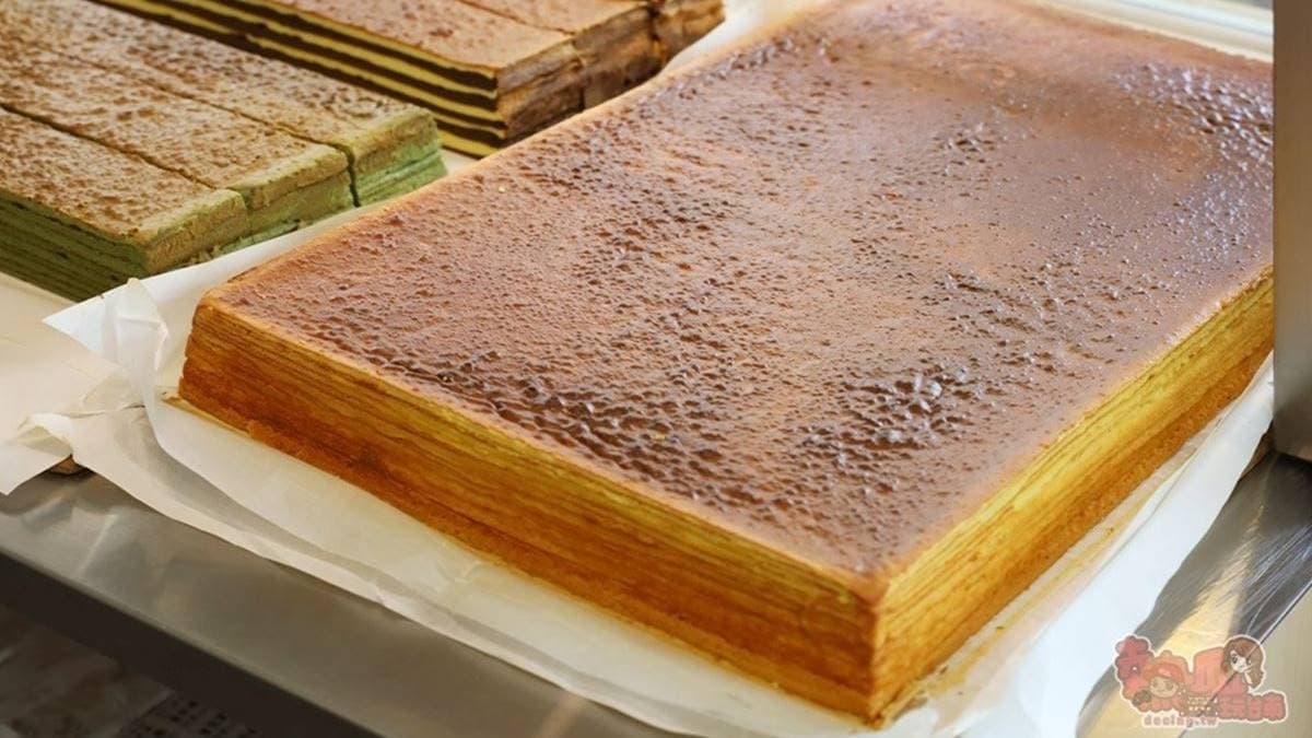 招牌商品「千層蛋糕」，表面烤至微焦，模樣相當誘人。（圖片來源：熱血玩台南。跳躍新世界）