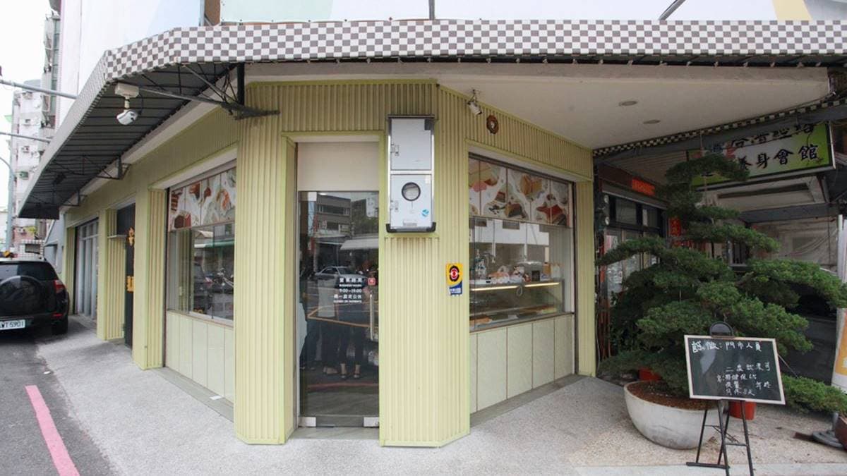 店址位在台南市東區崇道路，三角窗的店面超顯眼。（圖片來源：樂天小高の美食之旅）
