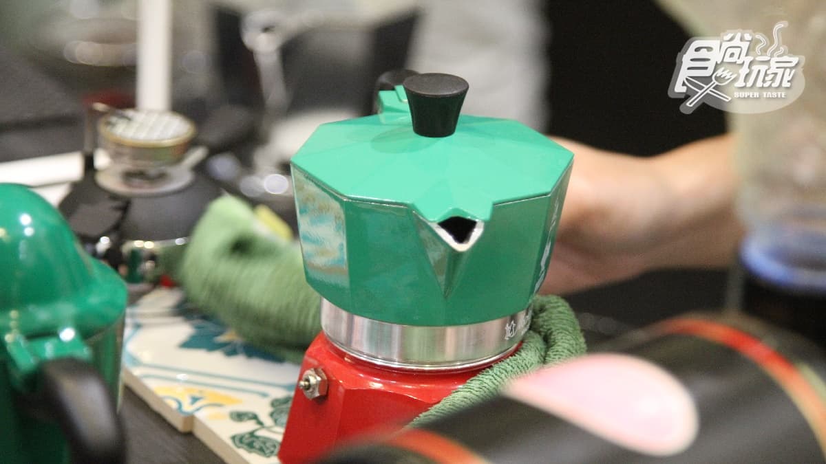 MOKA CAFE 基因咖啡使用摩卡壺煮咖啡。