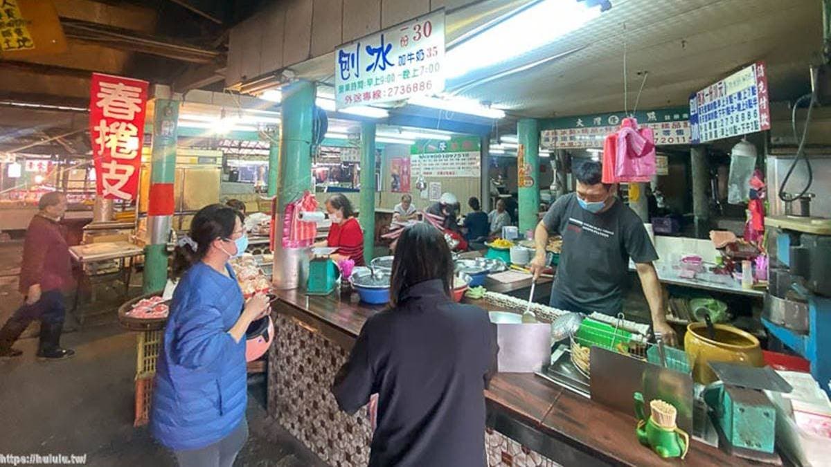 店家位在大灣黃昏市場內。（圖片來源：花露露の花花世界）