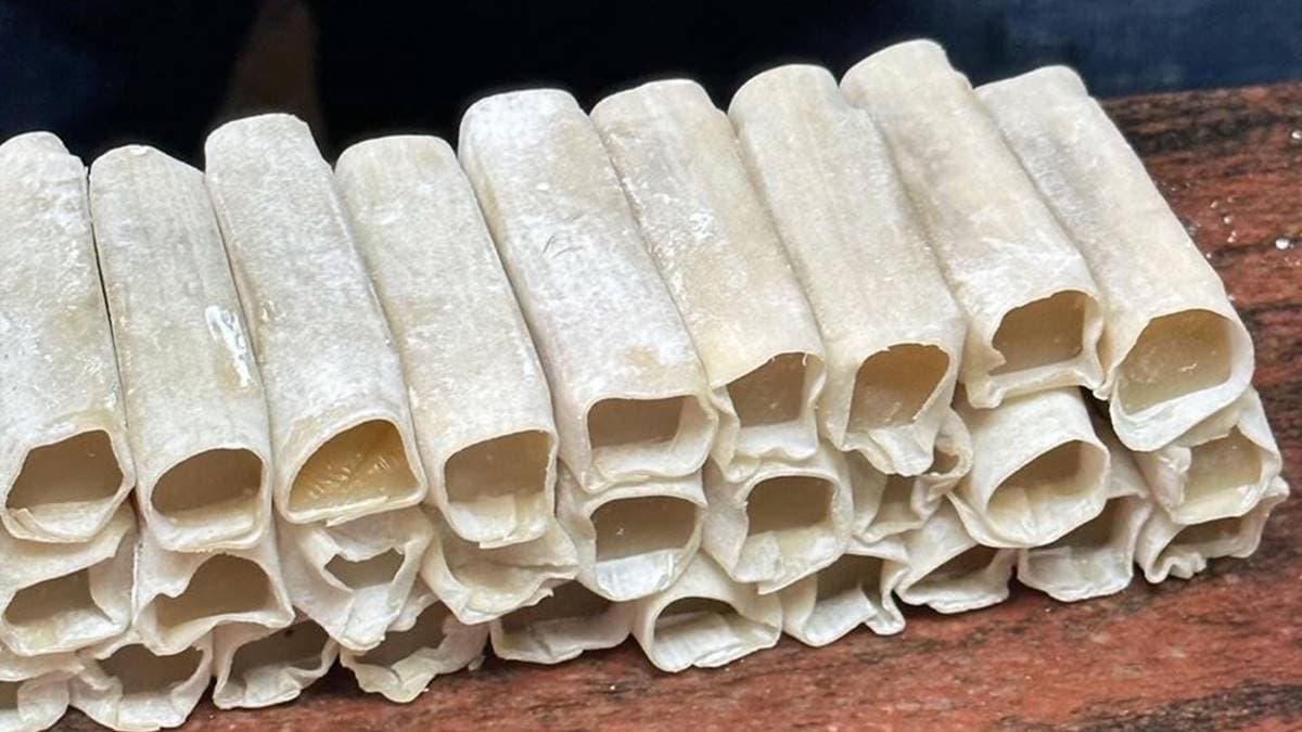 炸年糕都是現炸販售，還沒下鍋整齊排列的模樣好療癒。（圖片來源：痴吃的玩）