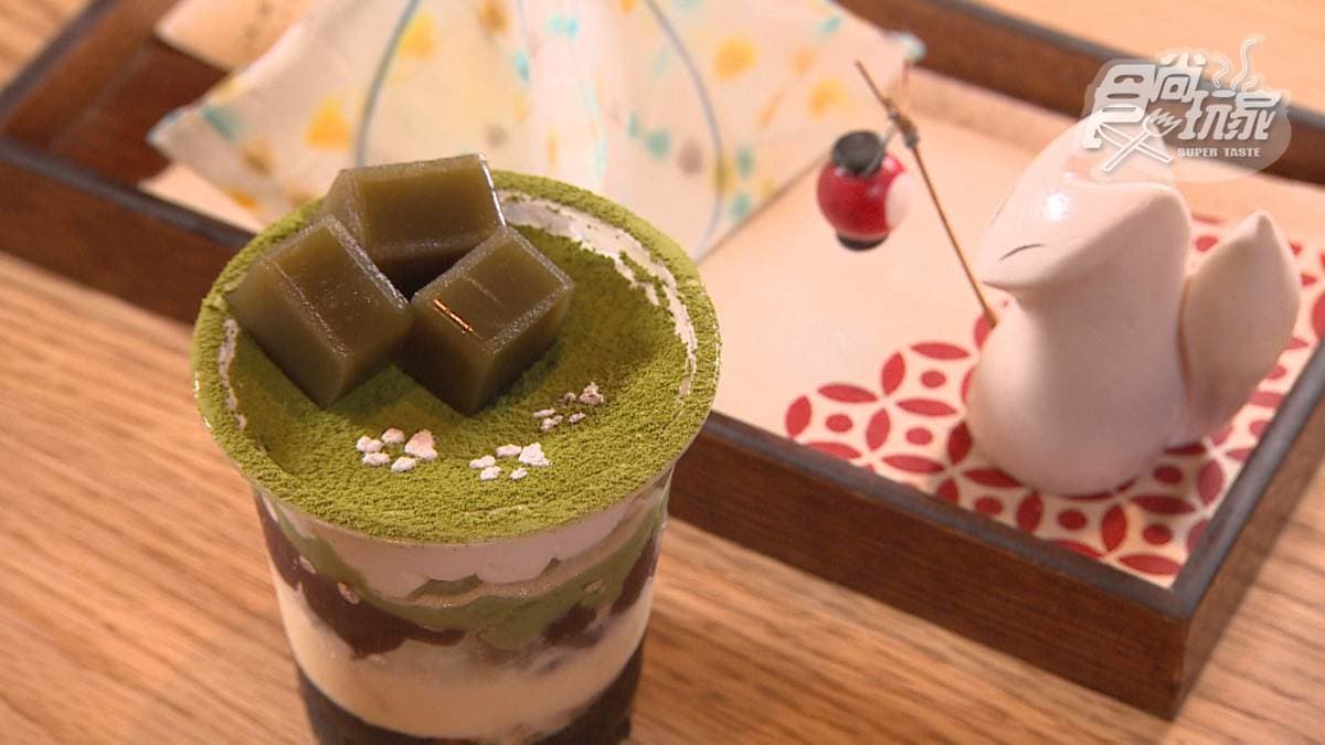「外郎迷你聖代」的抹茶味很濃郁，羊羹帶有茶香，最下方還吃得到咖啡果凍。