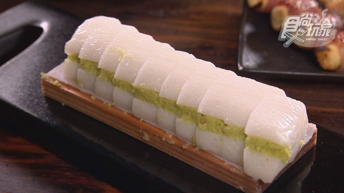 「芥末魚板」是日本居酒屋常見的菜色，很適合配蕎麥麵或當下酒菜。