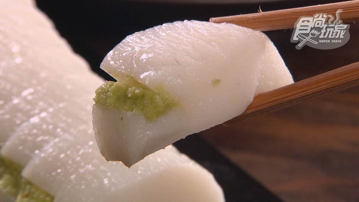 「芥末魚板」的魚板很Q彈，搭配芥末吃起來很過癮。