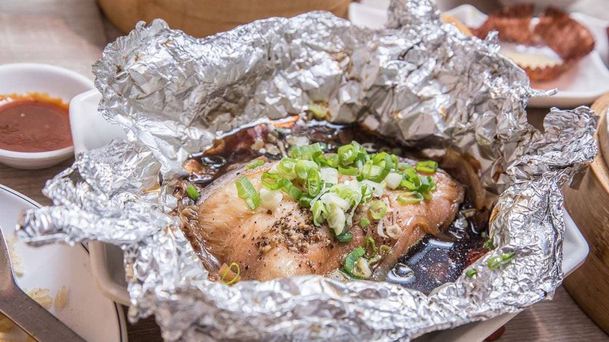 獨特的「港式紙包魚」使用鱈魚蒸煮，醬油清爽中帶著甜香，魚肉入口即化。（圖片來源：大手牽小手。玩樂趣）
