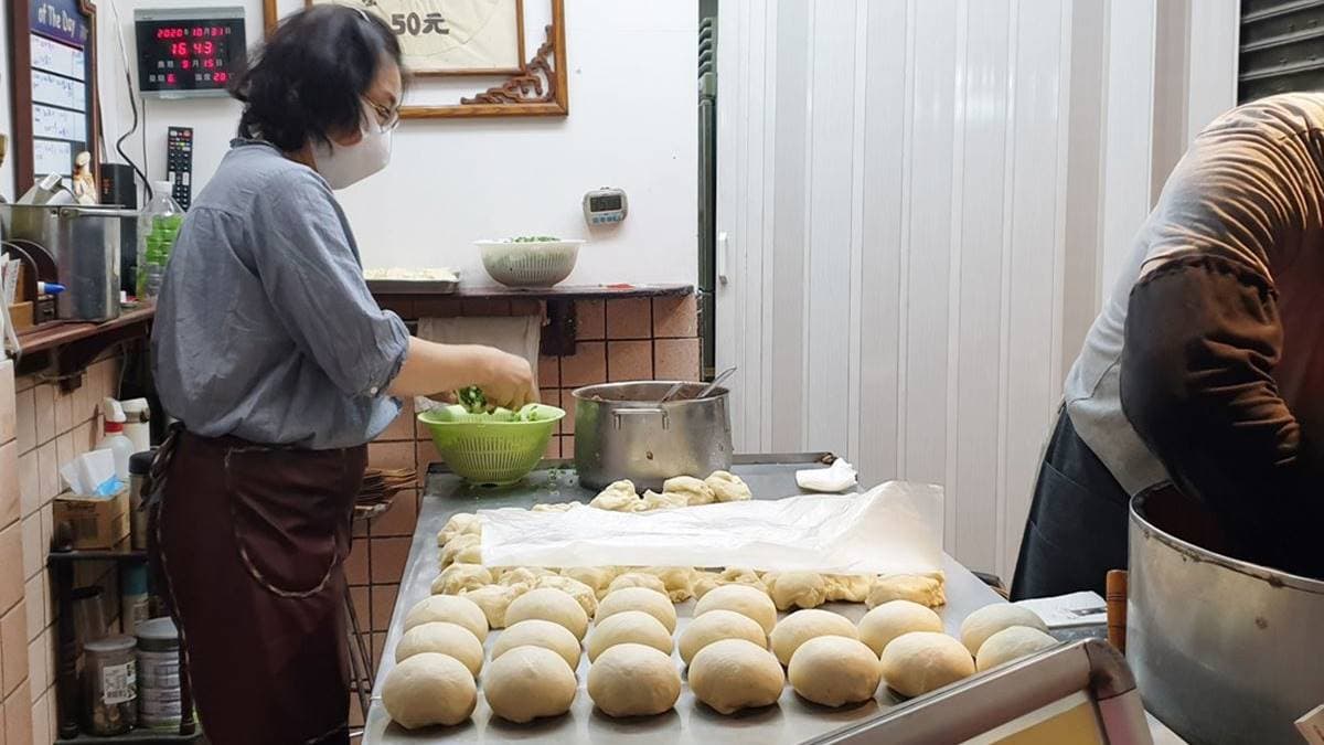 胡椒餅採手工現做，現場可以看到製作過程。（圖片來源：米寶麻幸福滿載）