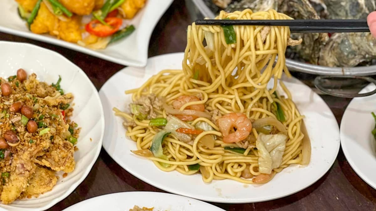 除了烤蚵吃到飽外，也有提供數十道熱炒菜色可選擇。（圖片來源：花露露の花花世界）