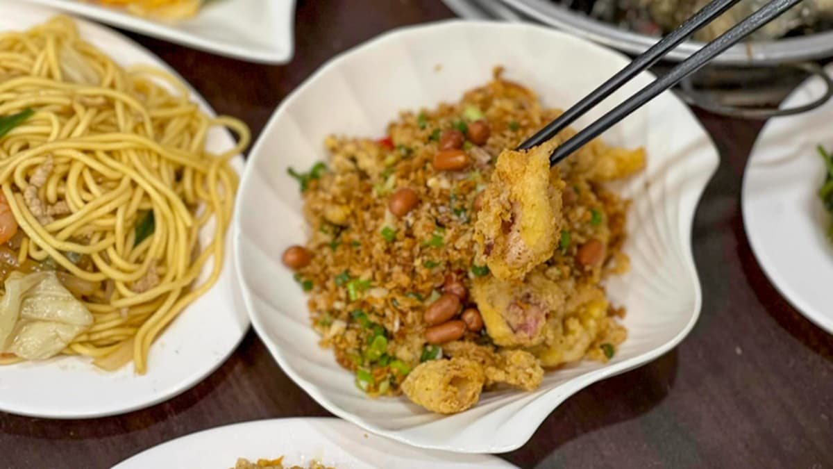 「鹹酥中卷」脆香Ｑ嫩，搭配大量的蔥蒜更是香氣逼人。（圖片來源：花露露の花花世界）