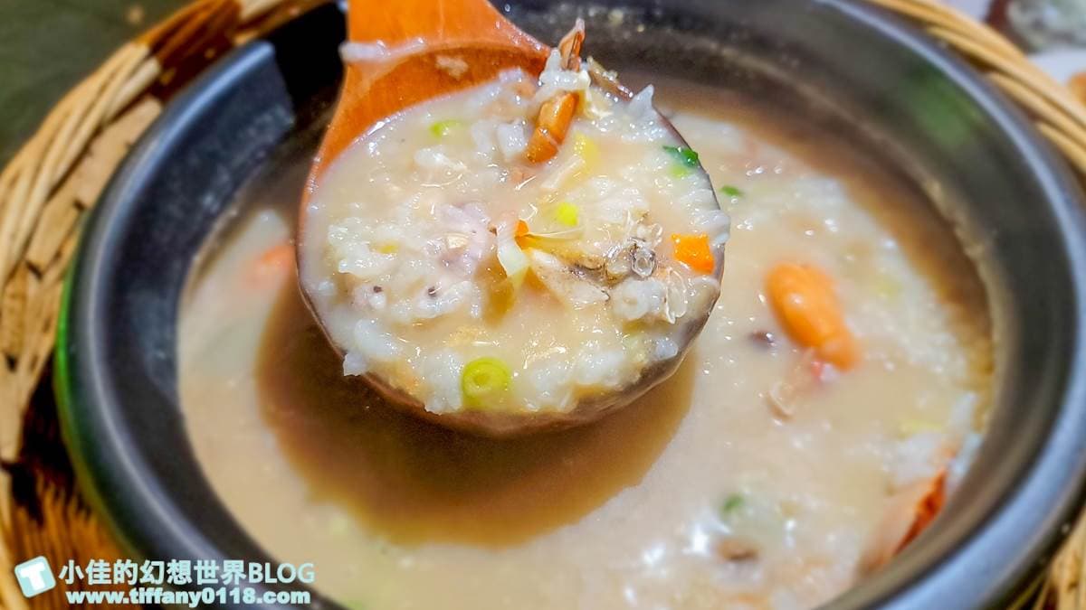 「綜合砂鍋粥」隨便撈都是料，吃起來很暖胃。（圖片來源：小佳的幻想世界）
