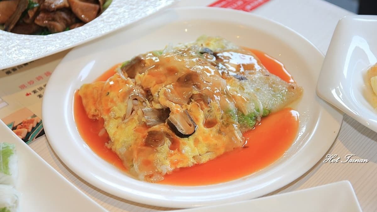 「蚵仔煎」使用青菜、豆芽、香菇等製作，口感很有層次。（圖片來源：熱血玩台南。跳躍新世界）