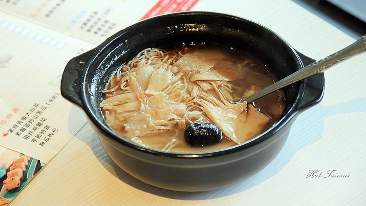 「燒酒吉利」裡頭有素腰子、麵線和香菇等料，湯頭很濃郁。（圖片來源：熱血玩台南。跳躍新世界）