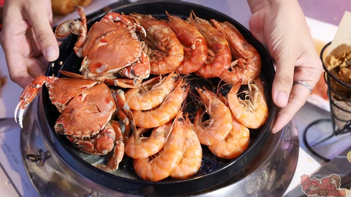 店裡提供高達百種食材任你爽爽吃。（圖片來源：熱血玩台南。跳躍新世界）